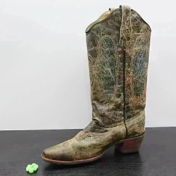 Circle G Women’s Black Distressed Leather Boots - Picture 2 of 11